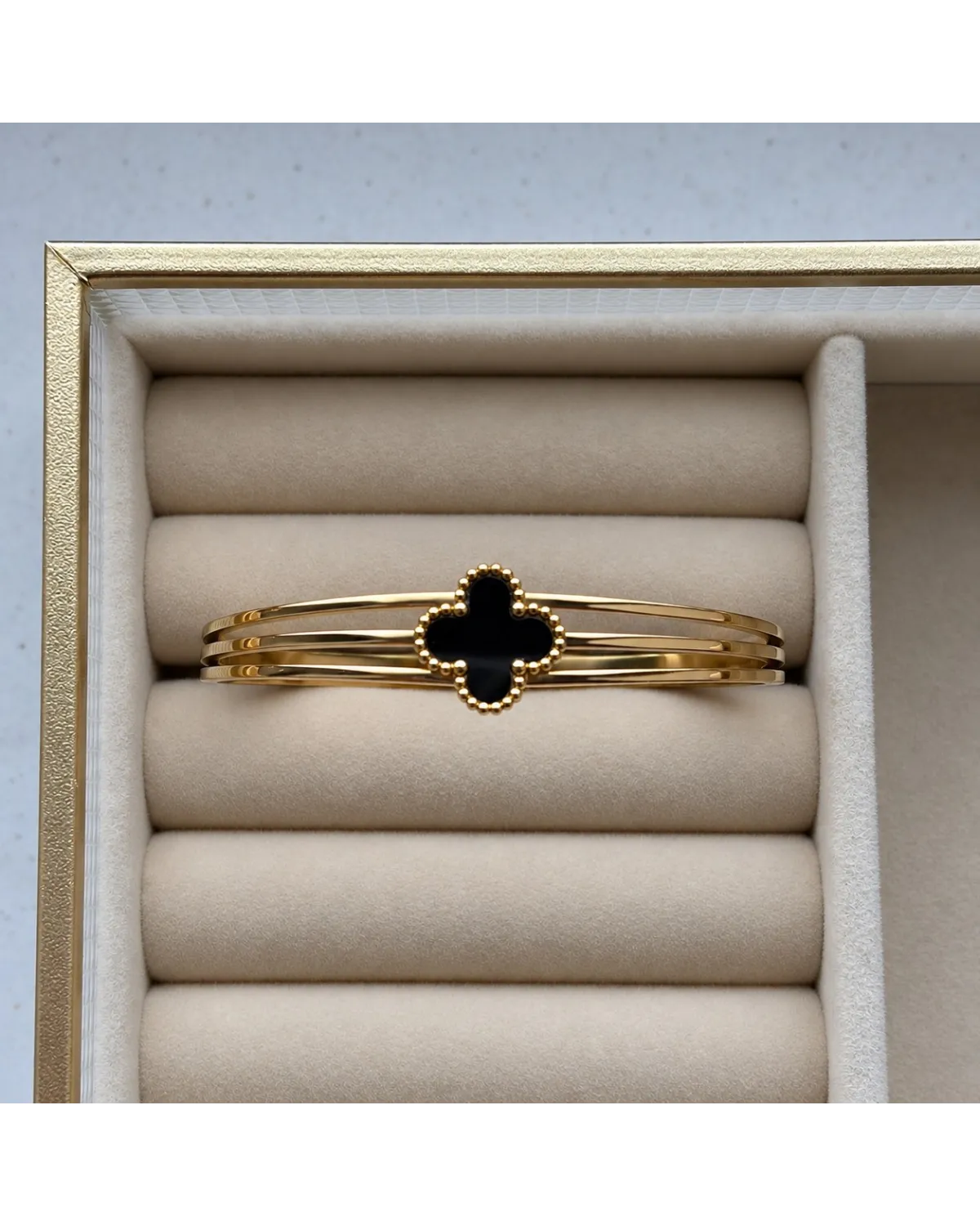 Bransoletka na rękę stal chirurgiczna pozłacana 14k złotem, obręcz czarna KONICZYNA BST1798 Bransoletka na rękę stal chirurgiczna pozłacana 14k złotem, obręcz czarna KONICZYNA BST1798