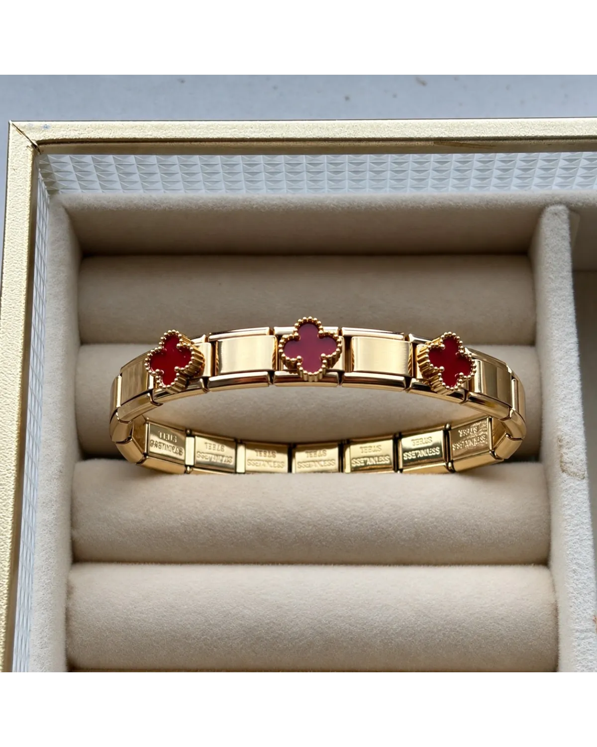 Bransoletka na rękę stal chirurgiczna pozłacana 14k złotem, obręcz KONICZYNA bordo BST1797 Bransoletka na rękę stal chirurgiczna pozłacana 14k złotem, obręcz KONICZYNA bordo BST1797