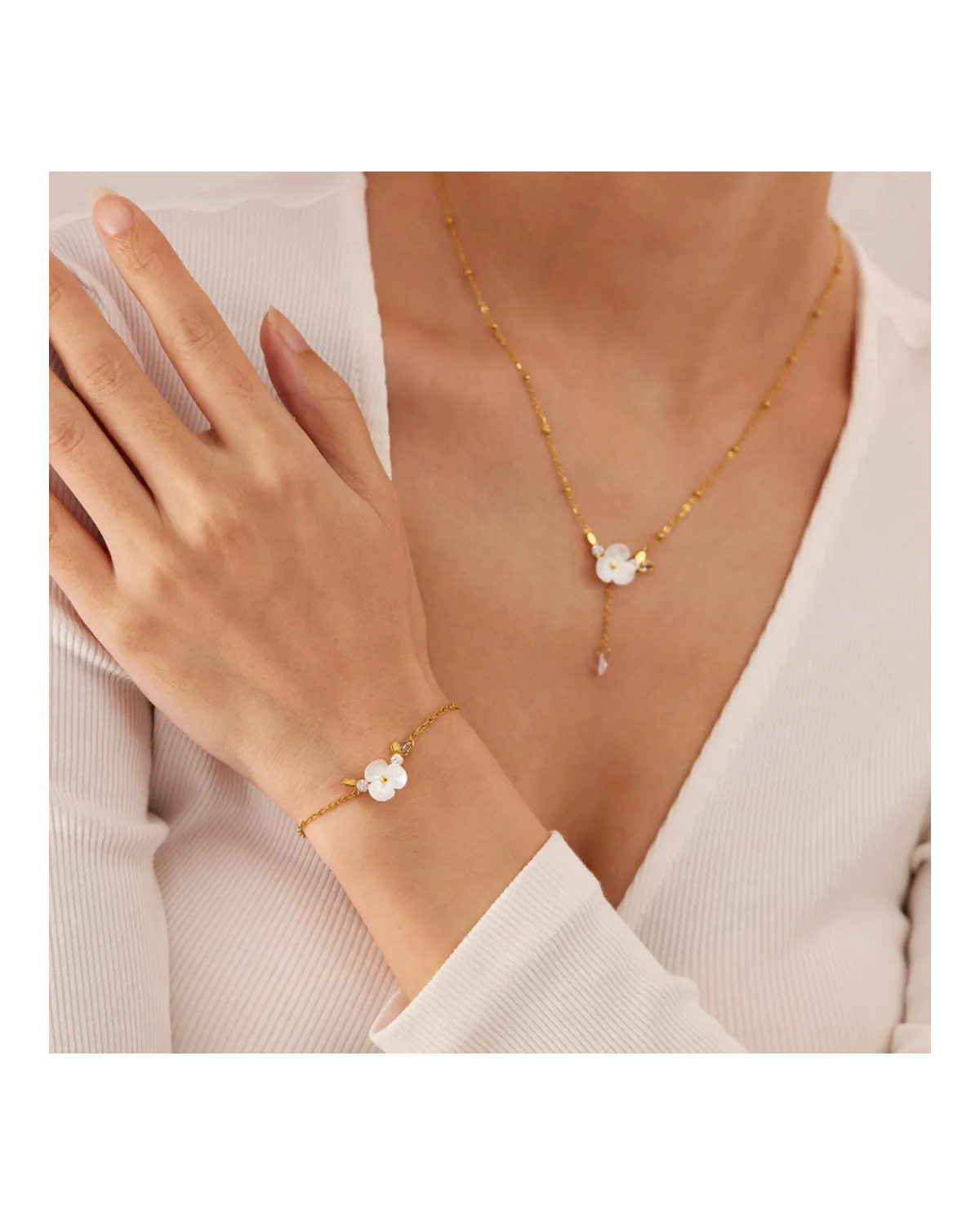 Bransoletka na rękę stal chirurgiczna pozłacana 14k złotem, biały kwiat, cyrkonia BST1516 Bransoletka na rękę stal chirurgiczna pozłacana 14k złotem, biały kwiat, cyrkonia BST1516