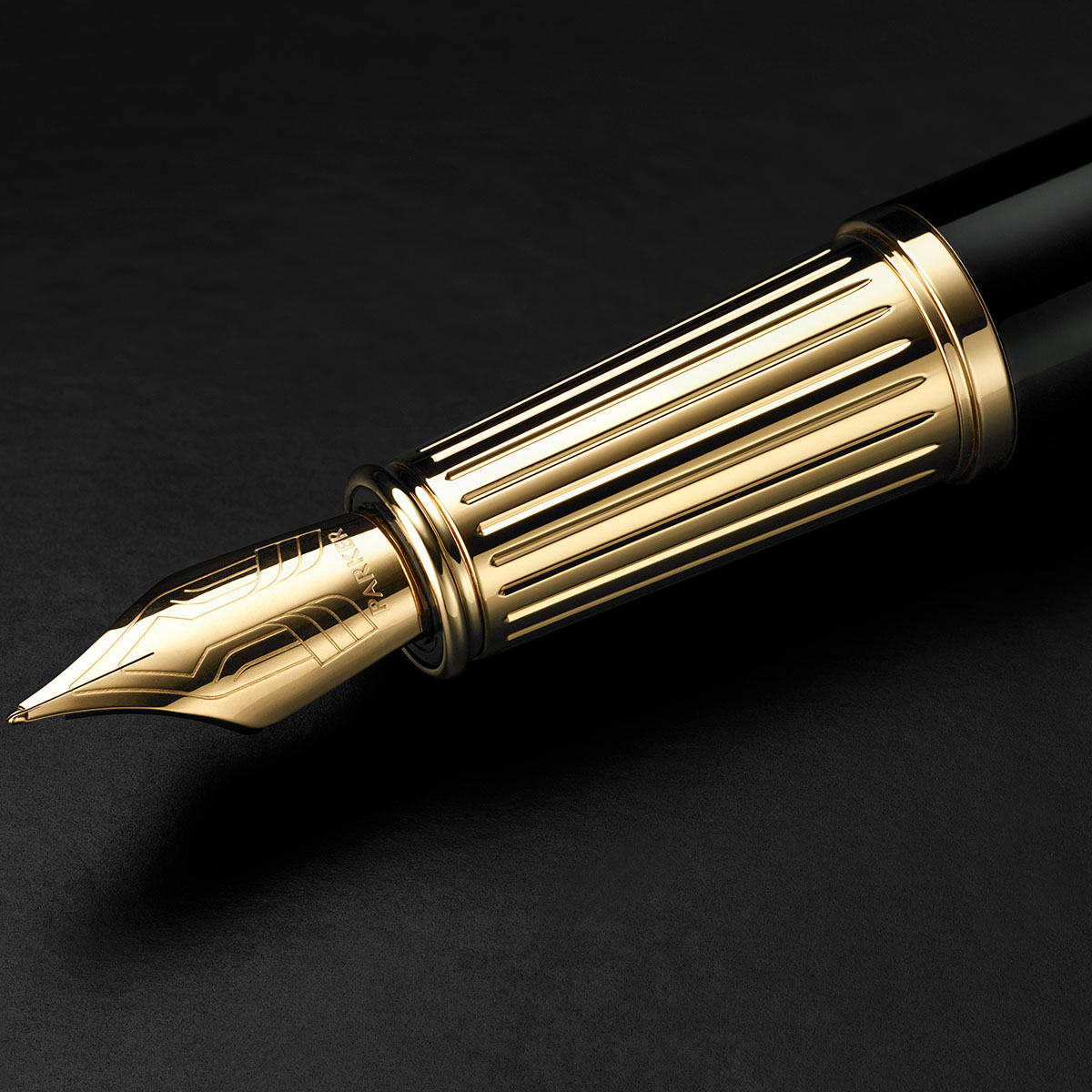 Pióro wieczne Parker Ingenuity Czarny GT złota stalówka i sekcja w grawerowanym wykończeniu