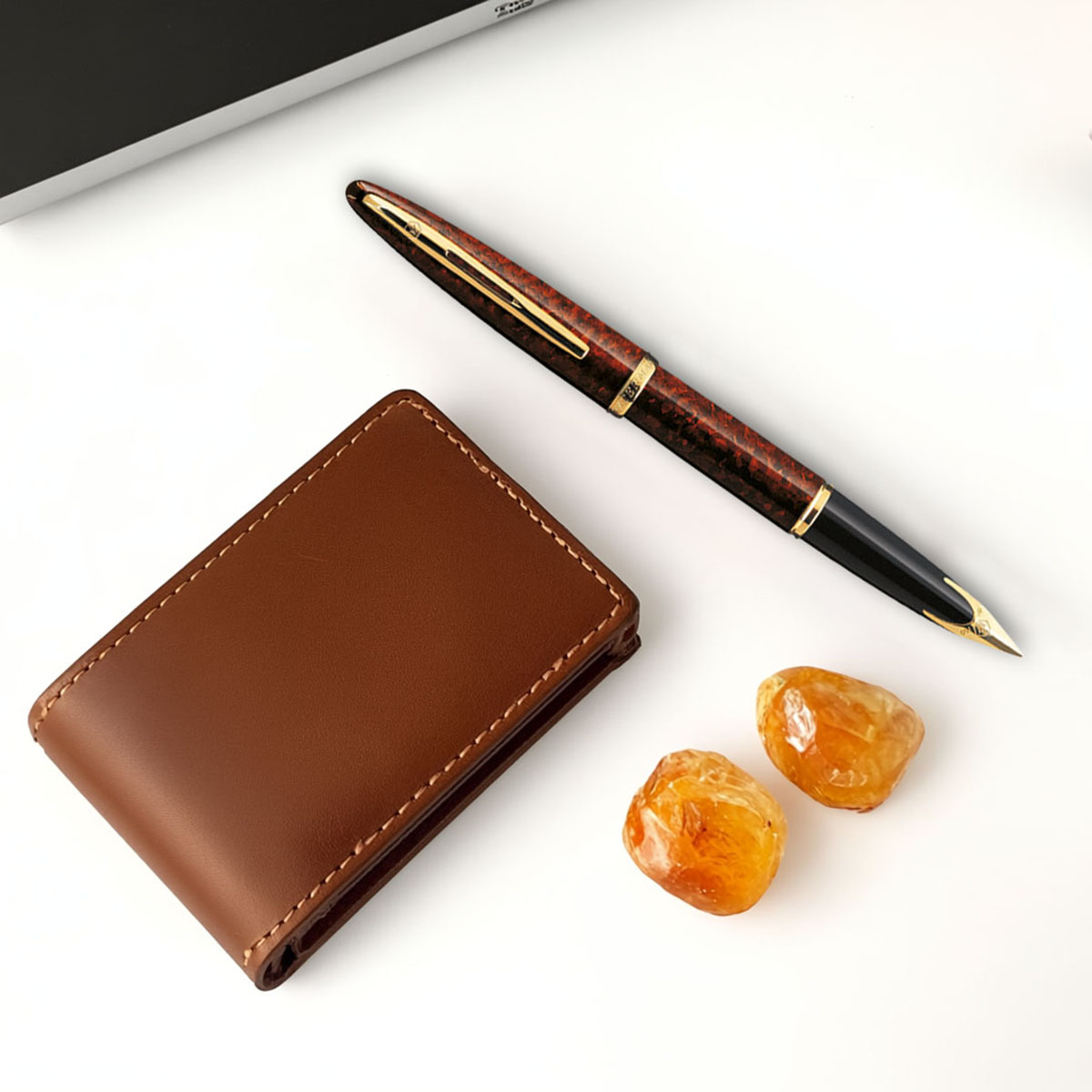 Pióro wieczne Waterman Carene Marine Amber GT bursztynowo-brązowe ze złotymi wykończeniami na biurku