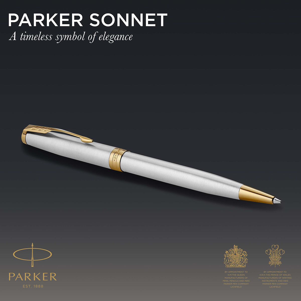 Długopis Parker Sonnet Stainless Steel GT (1931507/2) w stalowym korpusie ze złotymi wykończeniami i klipsem strzały na ciemnym tle.