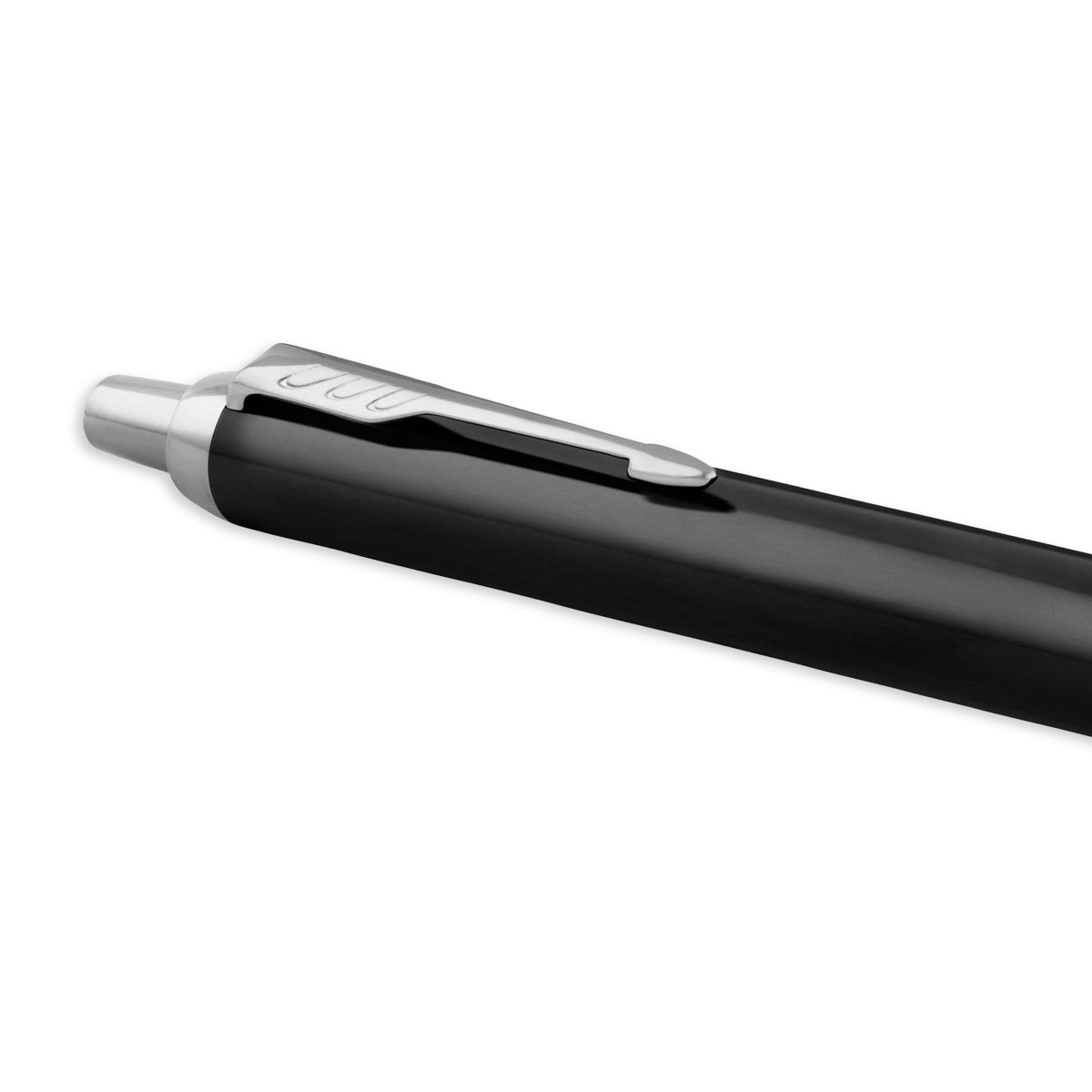 Chromowany klips Parker w kształcie strzały na tle czarnego lakierowanego korpusu – detal długopisu Parker IM Black CT
