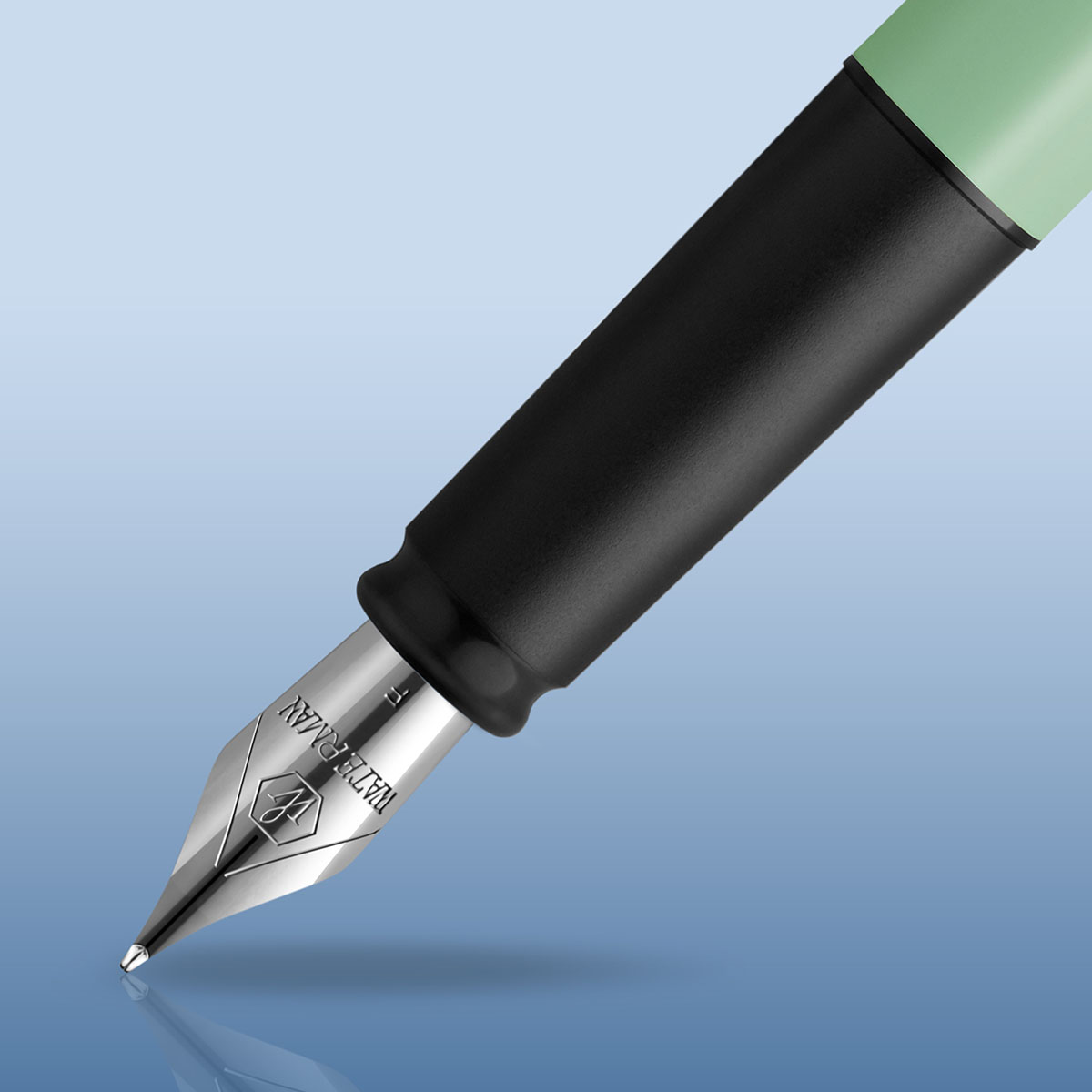 Pióro wieczne Waterman Allure miętowe CT z widoczną stalówką w zbliżeniu