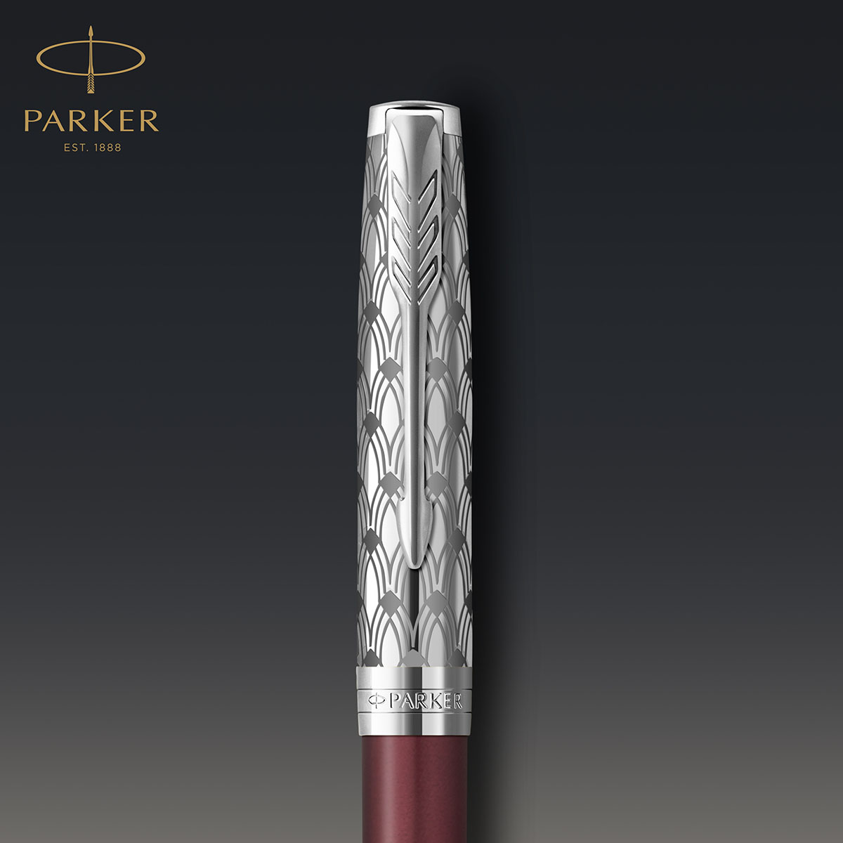Parker Sonnet Metal & Red CT – detal nasadki z geometrycznym wzorem art déco, widoczny chromowany klips oraz satynowy korpus w kolorze burgundu