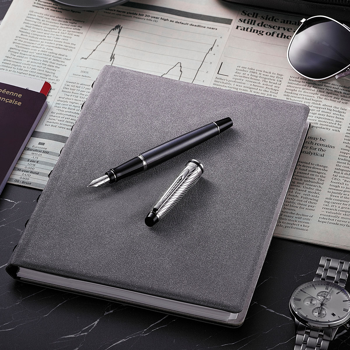 pióro wieczne Waterman Expert Deluxe grafitowe CT na szarym notesie