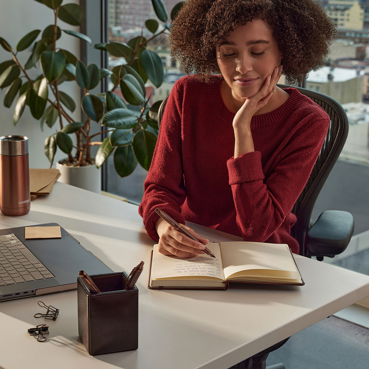 Pióro Parker IM Monochrome Burgundy CT używane przy biurku, kobieta pisze w notesie