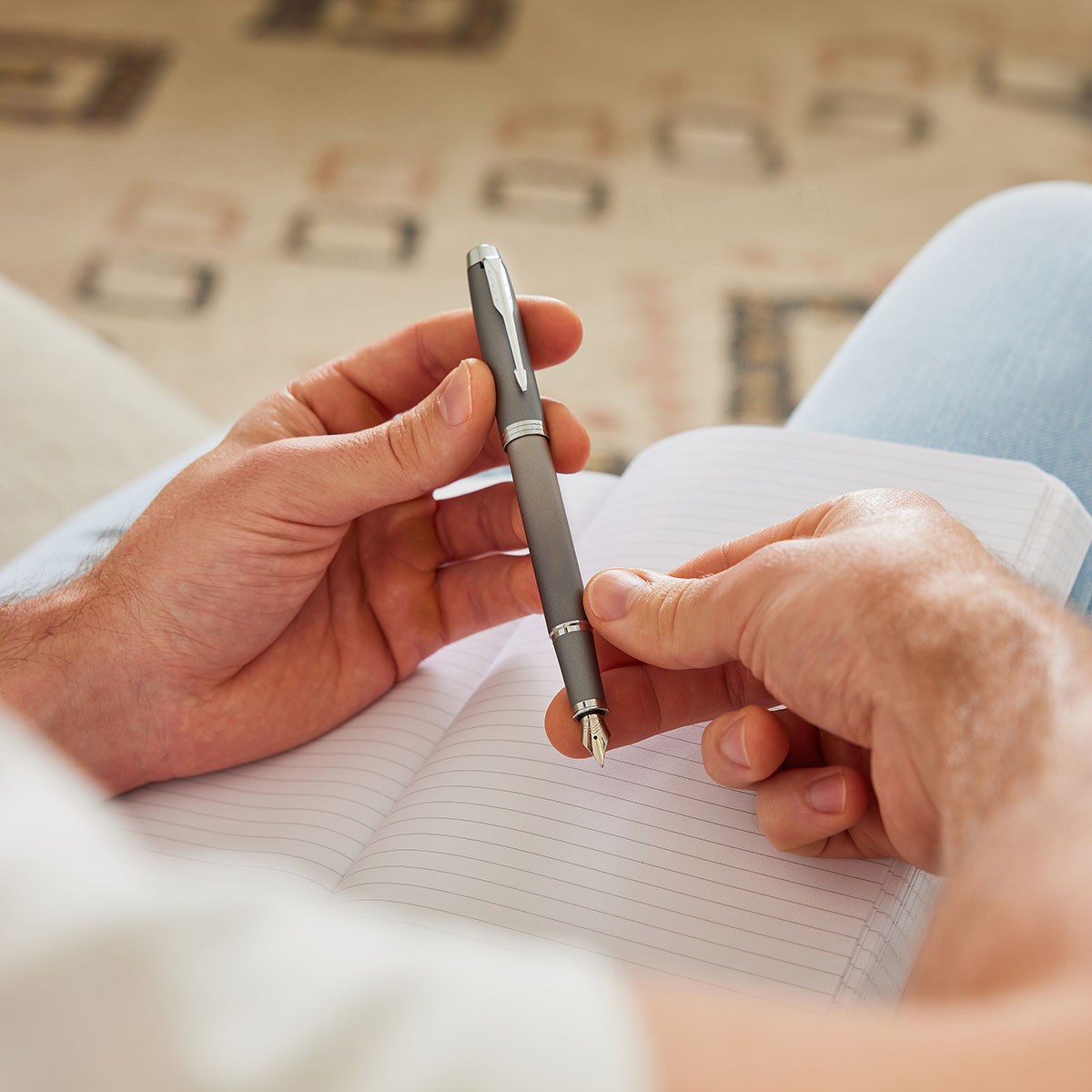 Pióro wieczne Parker IM Rituals Turquoise Grey CT w dłoni