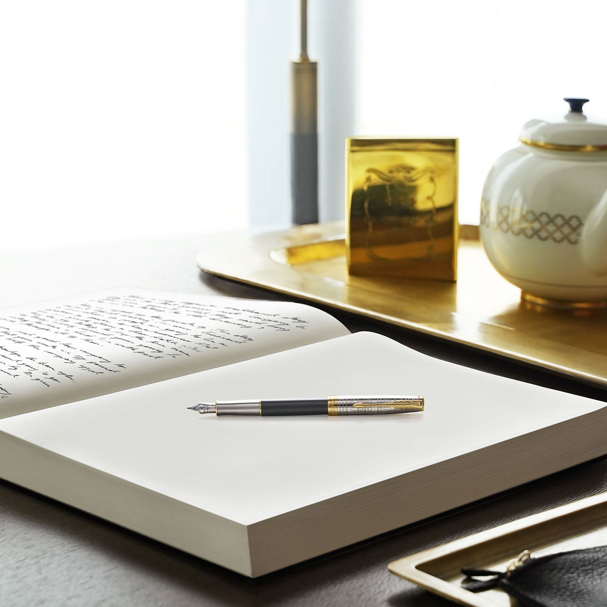 Stylizowane zdjęcie pióra Parker Sonnet Ancient China na otwartej książce