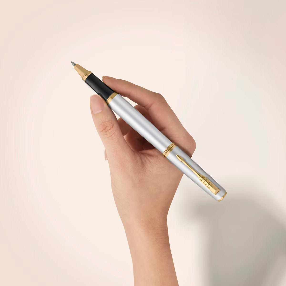 Pióro kulkowe Parker Meridian Chrome GT (2231386) – srebrzyste pióro trzymane w dłoni