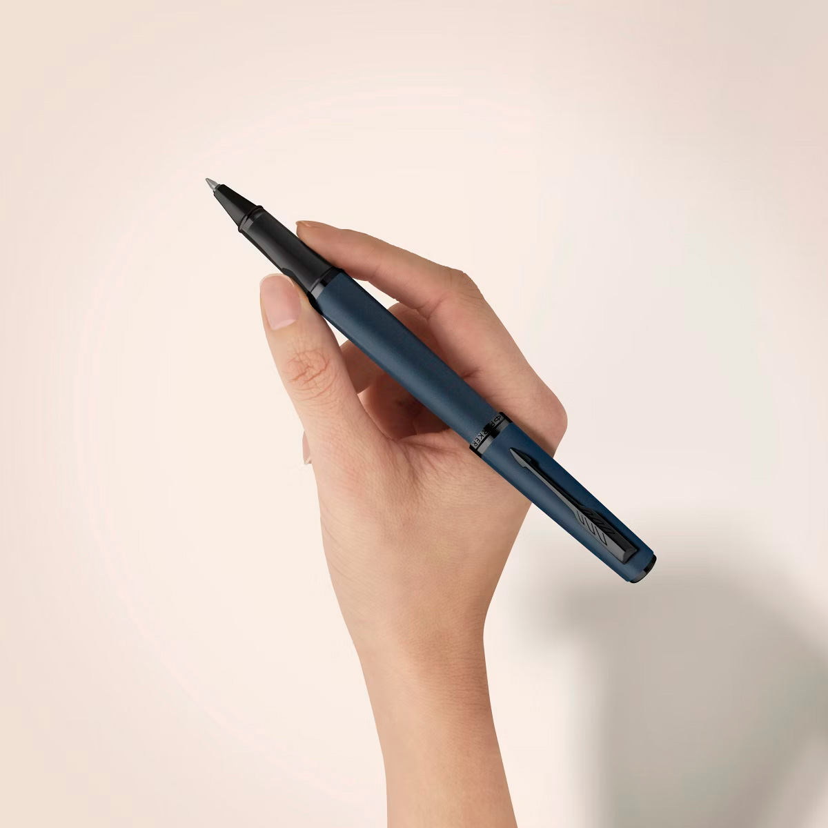 Pióro kulkowe Parker Meridian Niebieskie BT (2247780) – niebieskie pióro trzymane w dłoni