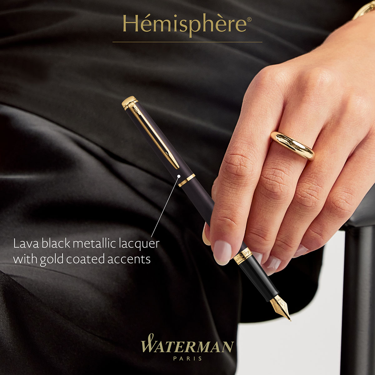 Pióro wieczne Waterman Hemisphere Lava Black GT trzymane w dłoni z widocznymi złotymi detalami