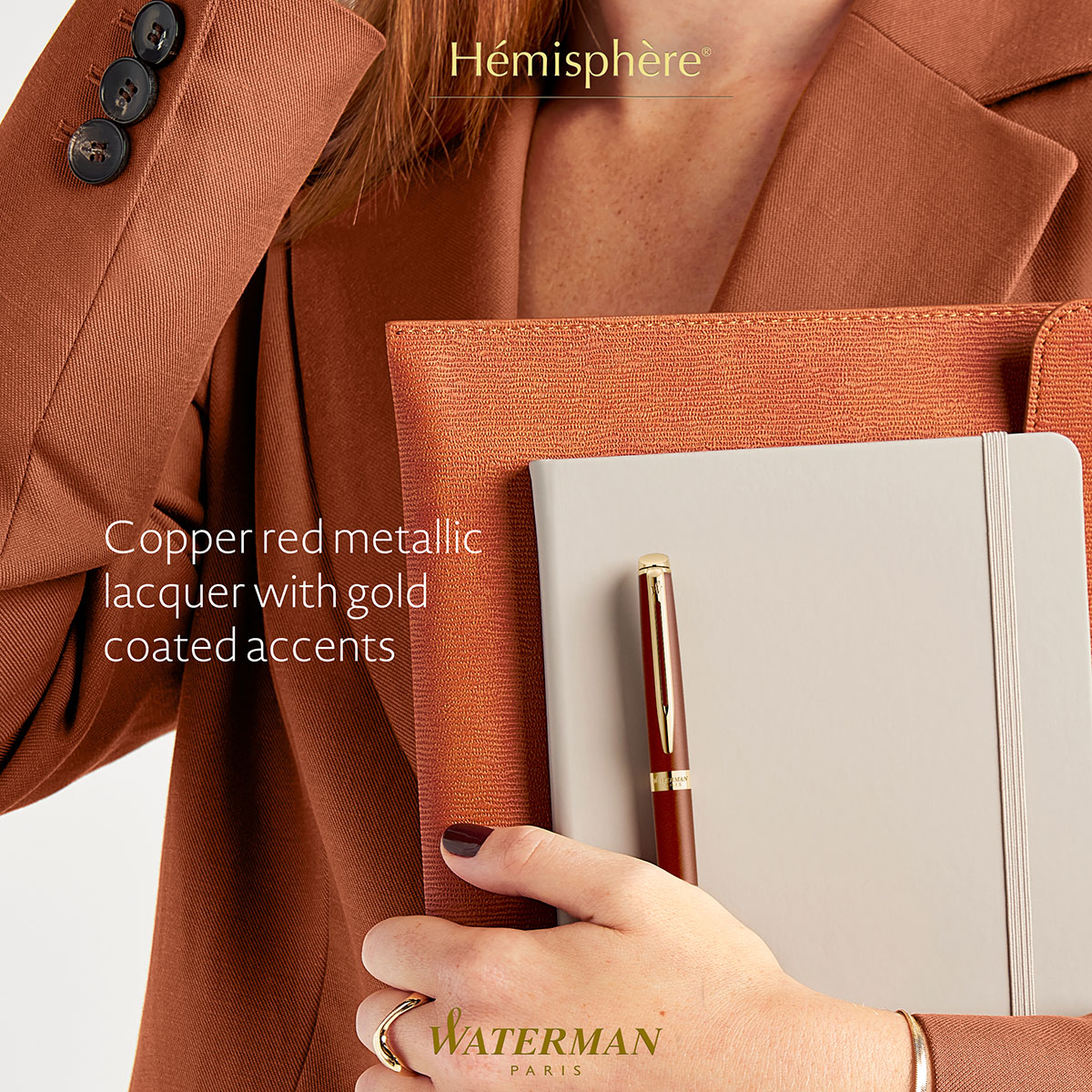 Pióro wieczne Waterman Hemisphere Copper Red GT w kieszeni marynarki obok notesu