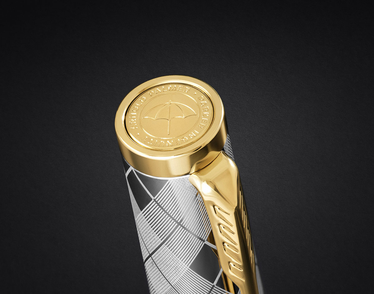 Zbliżenie na górną część pióra Parker z pozłacaną końcówką i ozdobnym grawerem.