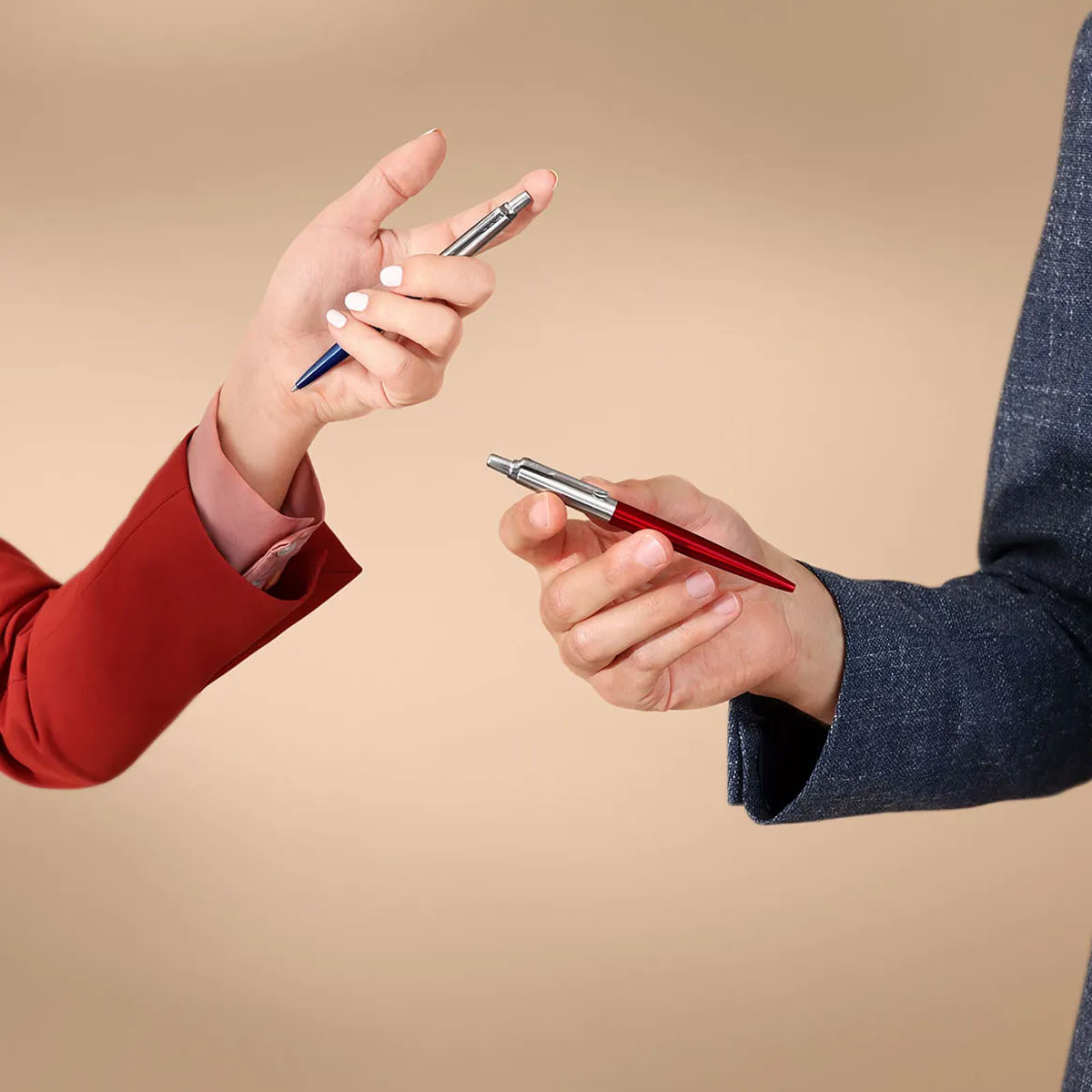 Eleganckie długopisy Parker Vector w dłoniach – nowoczesny design i metaliczne wykończenie