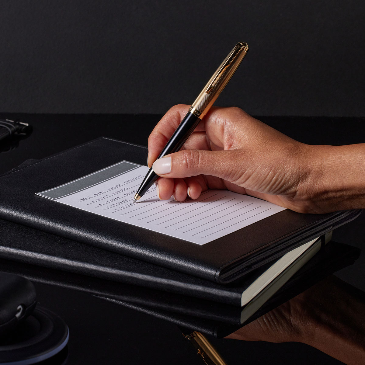 Długopis Parker 51 Deluxe Czarny GT w dłoni podczas pisania na notesie