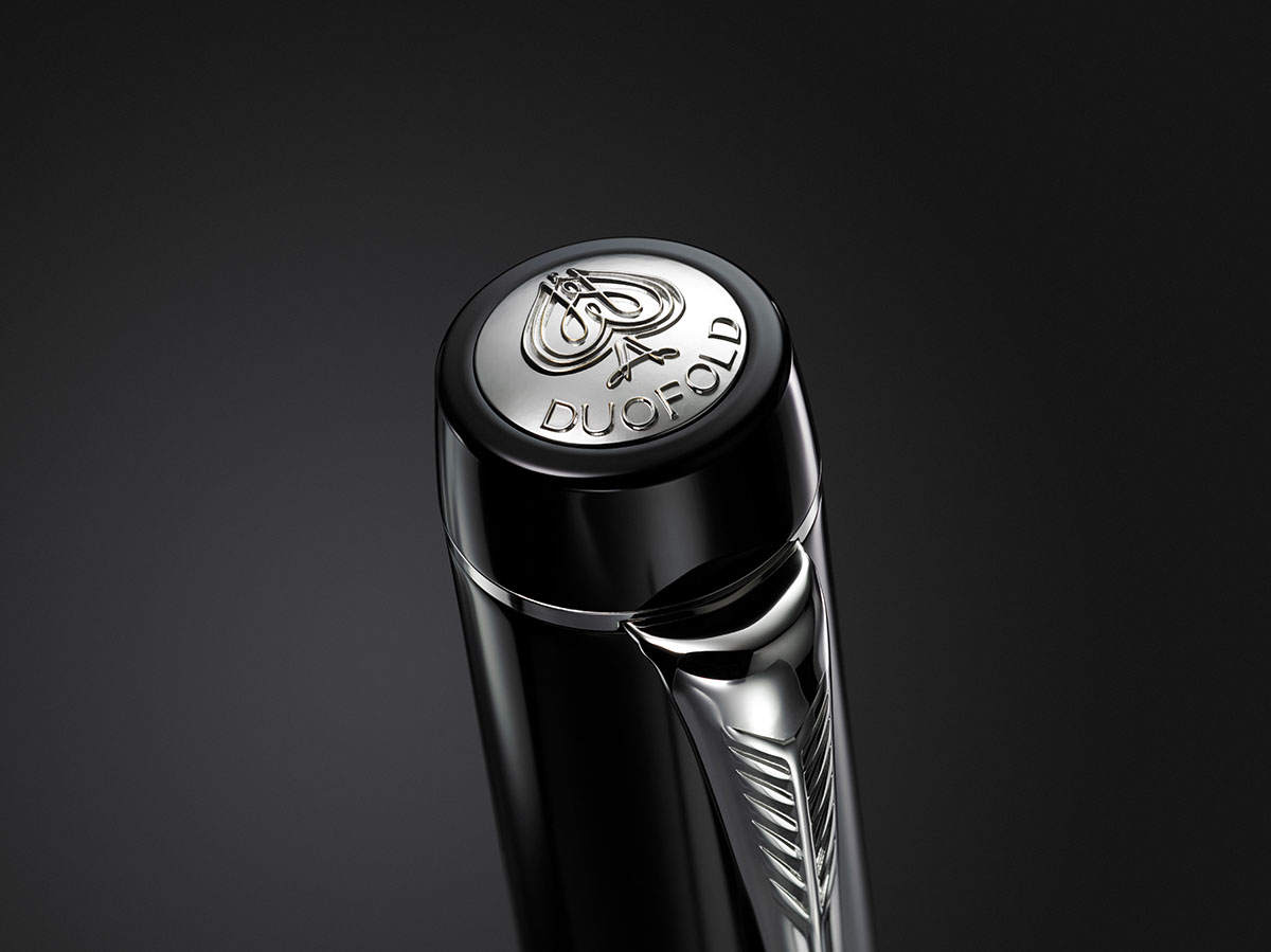 Pióro wieczne Parker Duofold Black CT [1931366] detal nasadki z grawerem DUOFOLD i logo Parker, czarne pióro z wykończeniem w kolorze srebrnym