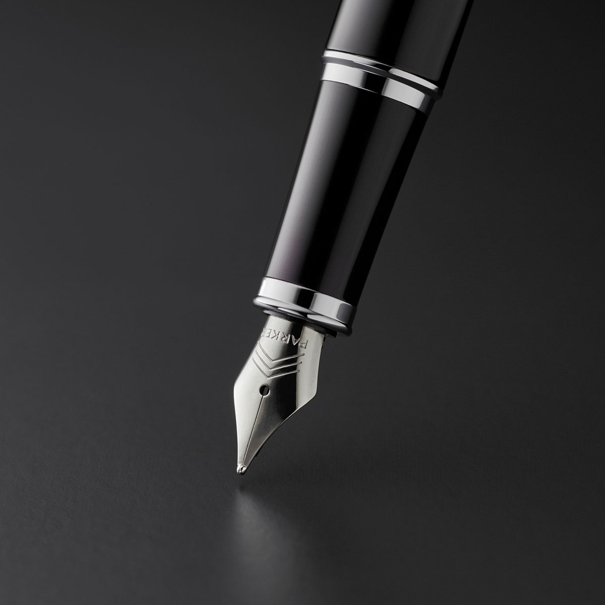 Pióro wieczne Parker IM Black CT czarne lakierowane z chromowanymi wykończeniami, detal stalówki