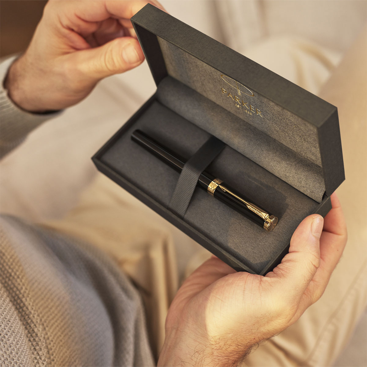 Pióro kulkowe Parker Ingenuity Black GT w czarnym pudełku prezentowym, trzymanym w dłoniach