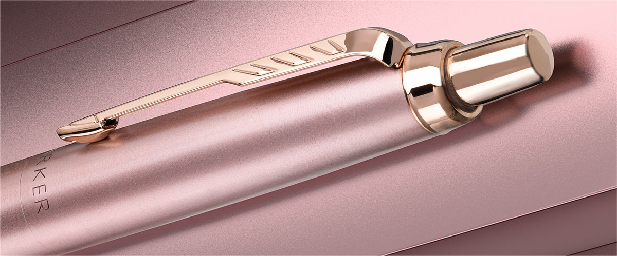 Długopis Parker Jotter XL Monochrome Matte Rose Gold z charakterystycznym klipsem w kształcie strzały