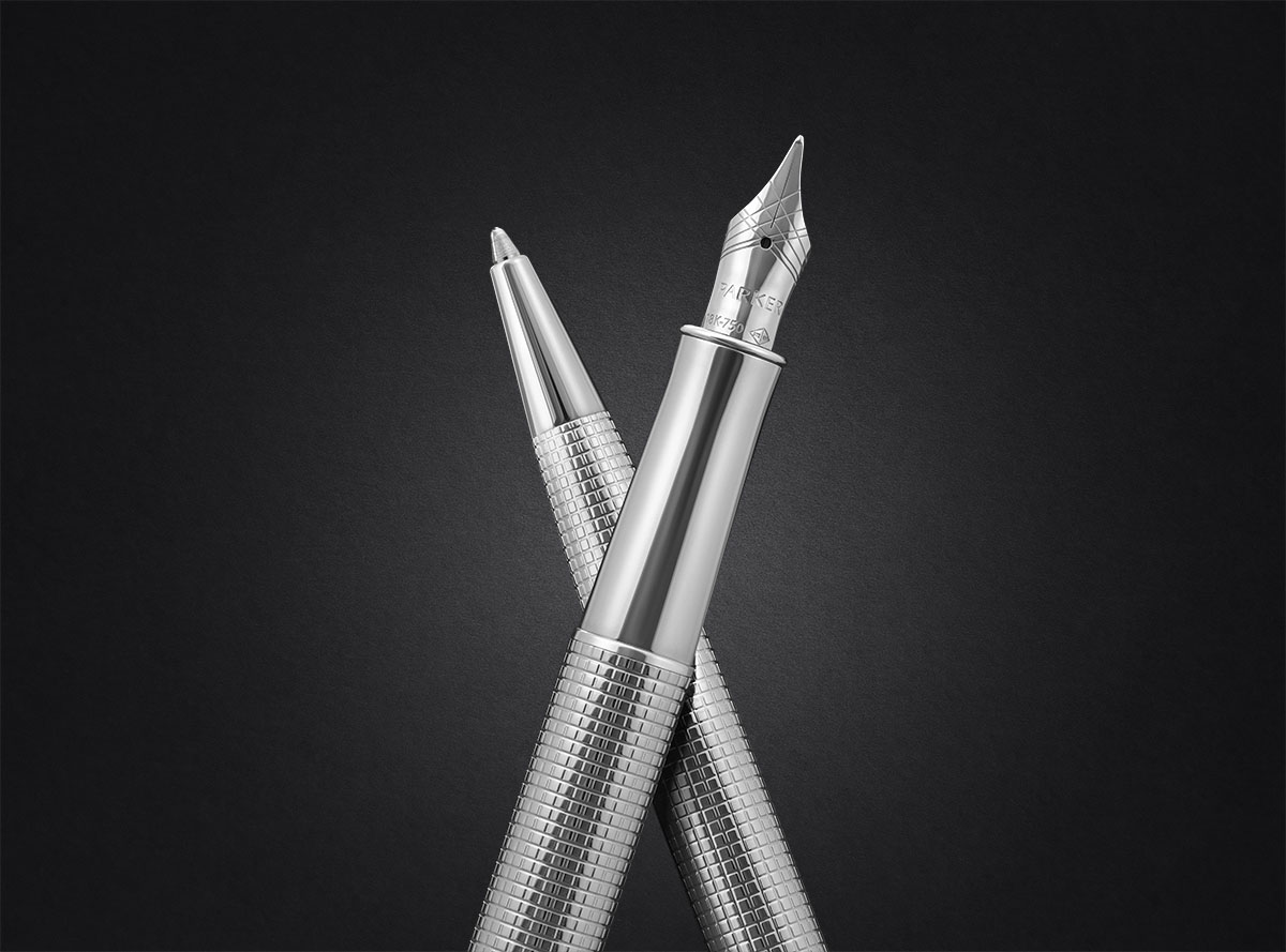 Długopis Parker Sonnet Ciselé CT na ciemnym tle – widoczne skrzyżowane przybory piśmiennicze z grawerowanym wzorem siatkowym Ciselé.