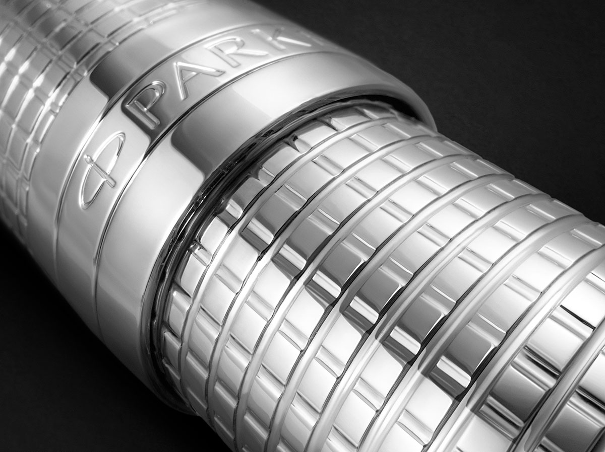 Zbliżenie na logo Parker na pierścieniu długopisu Sonnet Ciselé CT – siatka grawerowana na całej powierzchni korpusu wykończonego palladem.