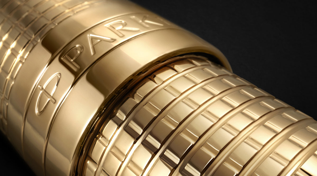 Detal pióra wiecznego Parker Sonnet Ciselé GT 18k z grawerowanym pierścieniem i złotym wykończeniem