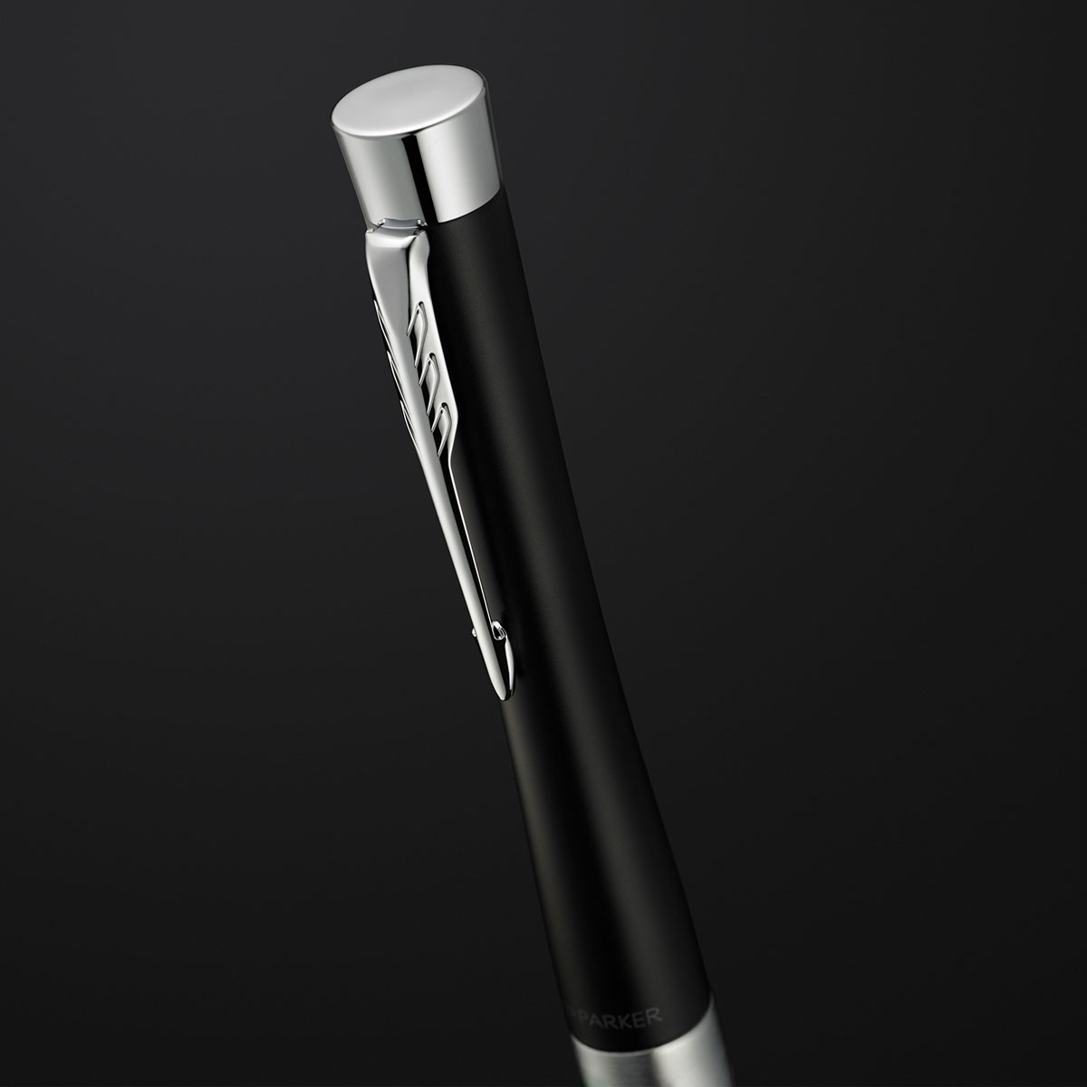 Długopis Parker Urban Czarny Matowy CT z chromowaną skuwką i klipsem w kształcie strzały na ciemnym tle