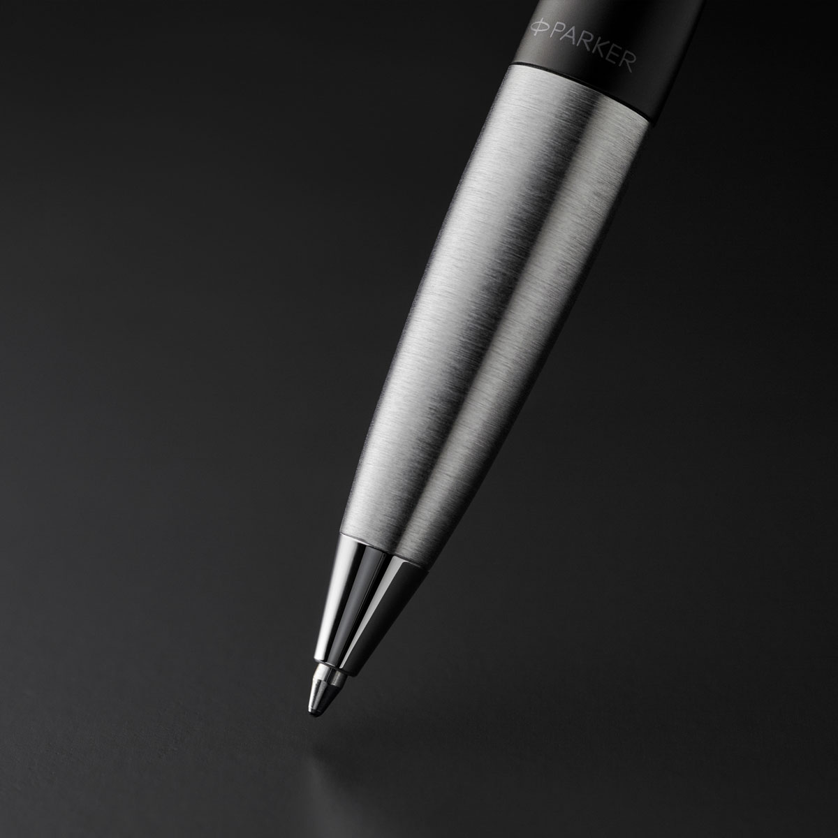 Zbliżenie na końcówkę długopisu Parker Urban Muted Black CT – widoczna szczotkowana powierzchnia chromowanego metalu oraz płynne przejście do czarnego lakieru