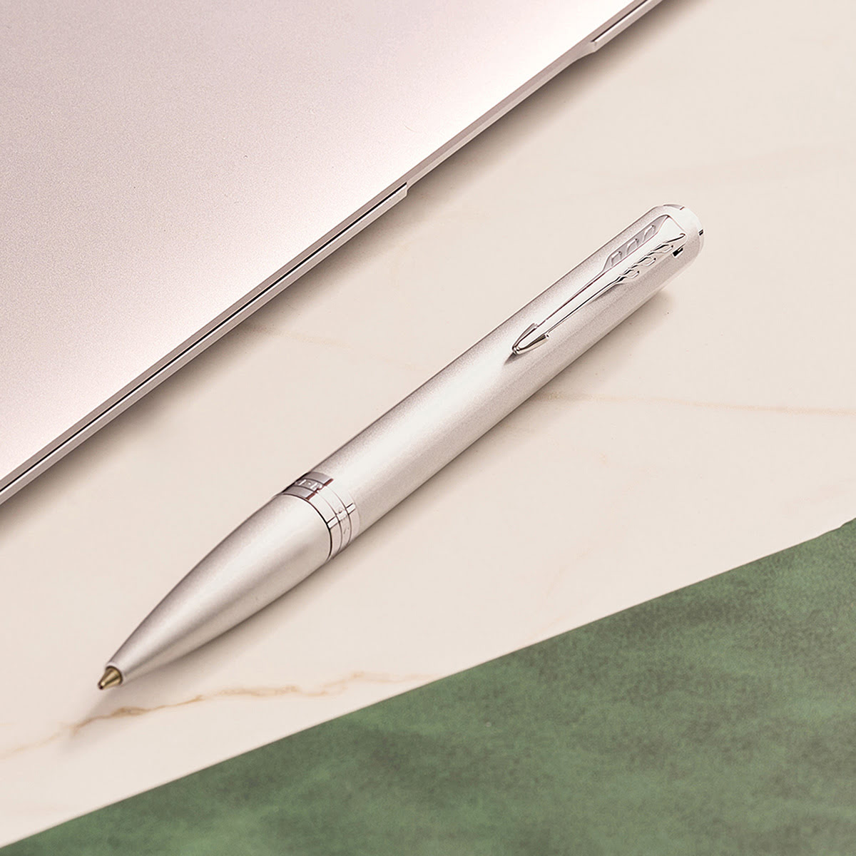 Długopis Parker Meridian Chrome CT (2231391) – chromowany długopis przy srebrnym laptopie