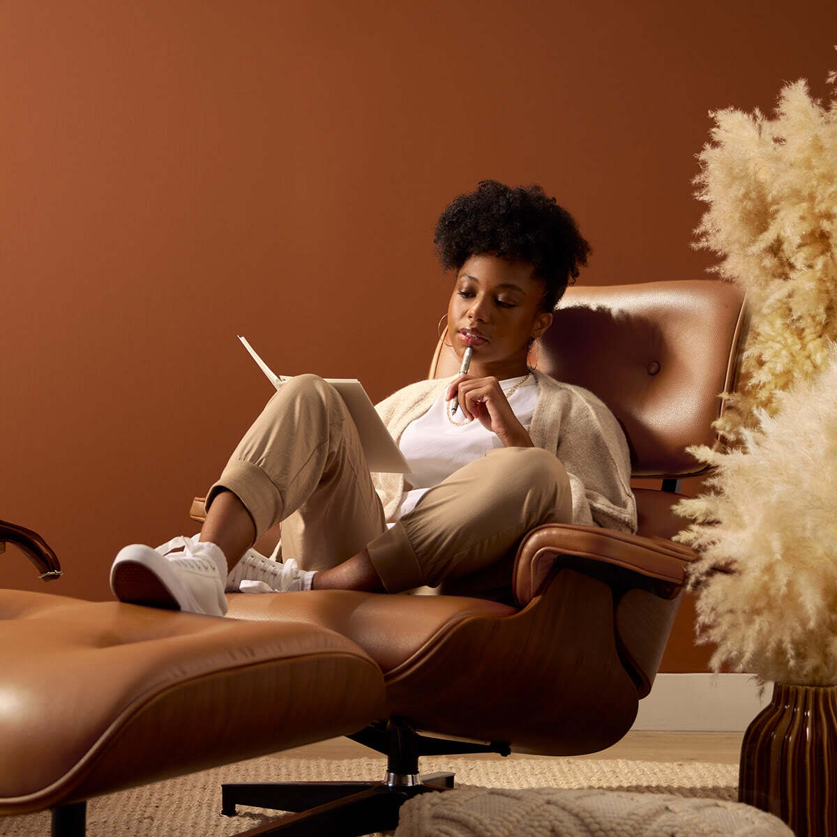 Długopis Parker IM piaskowe wykończenie używany podczas pisania w notesie