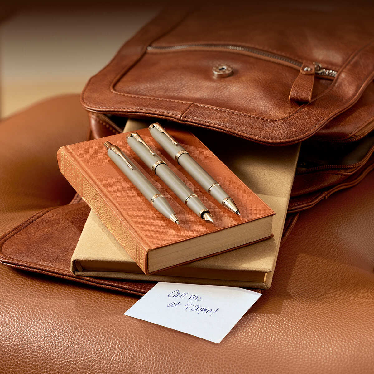 Zestaw Prezentowy Długopis + Pióro Parker IM Sandstone przybory piśmiennicze na książkach przy skórzanej torbie
