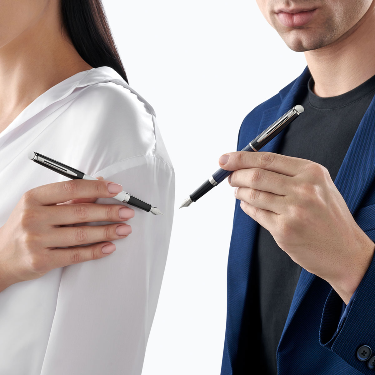 Pióro wieczne Waterman Hemisphere Color-Black Blue CT trzymane w dłoniach przez kobietę i mężczyznę