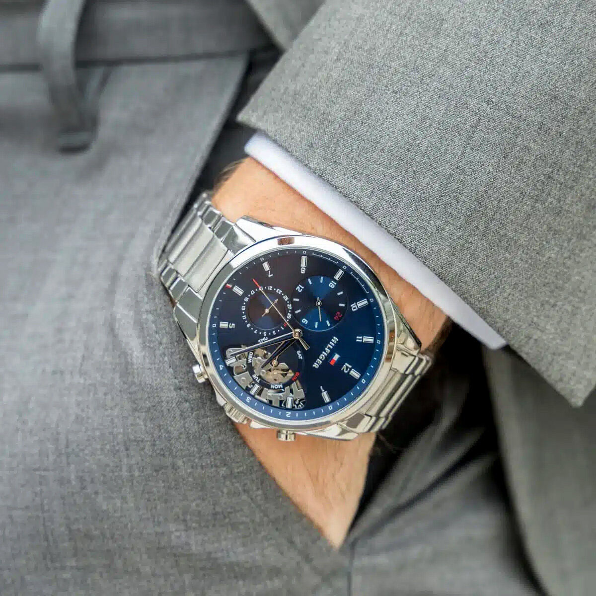 Zegarek męski Tommy Hilfiger 1710448 Baker srebrny z granatową tarczą open-heart i stalową bransoletą, widoczny na nadgarstku