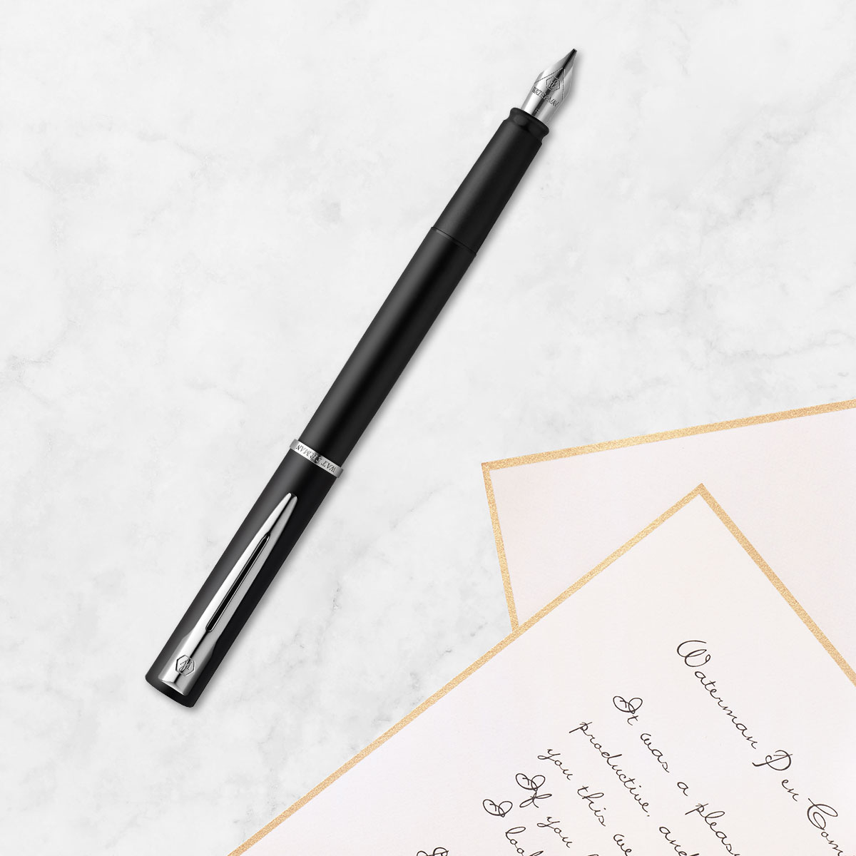 Pióro wieczne Waterman Allure czarne matowe CT na marmurowym blacie obok kartki z listem
