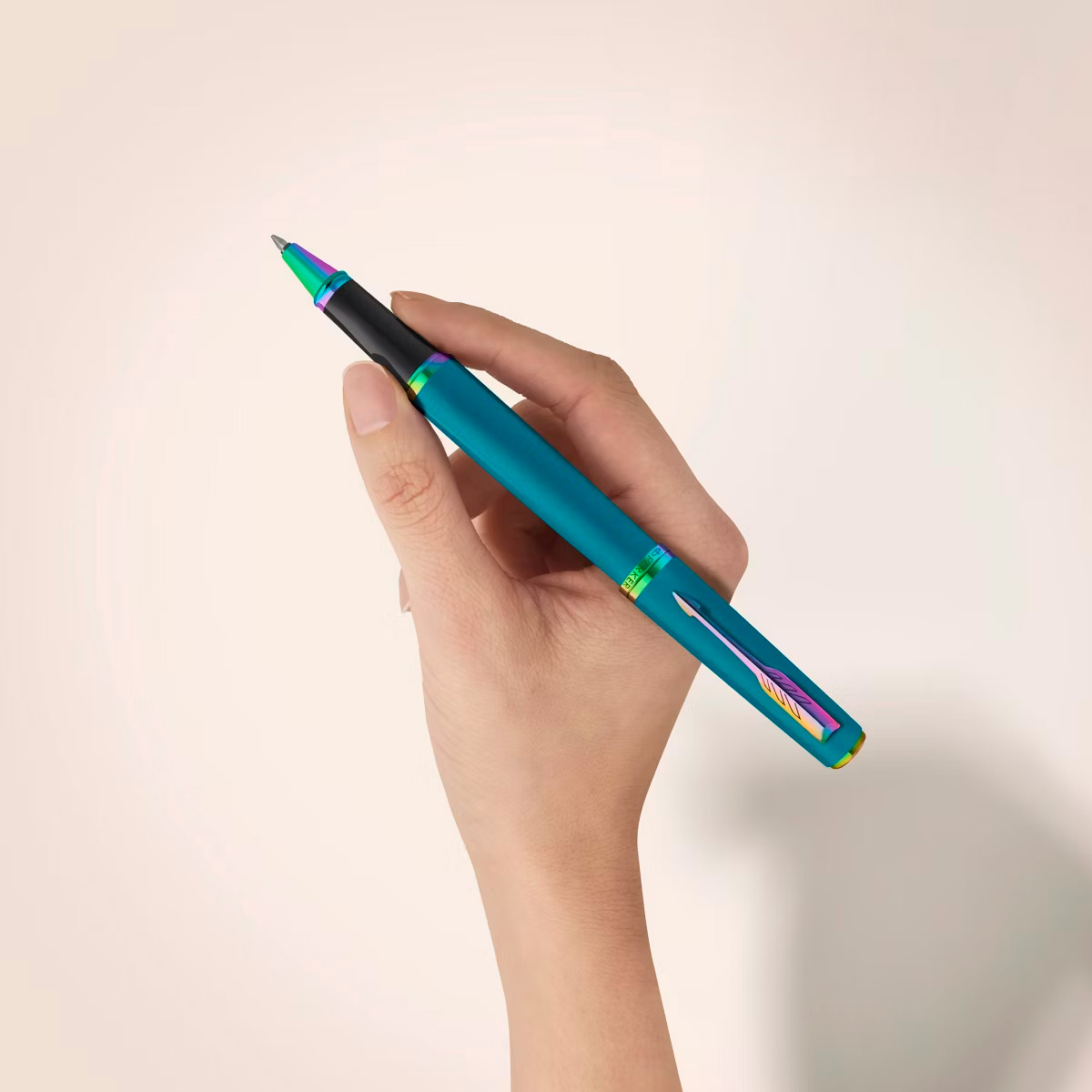 Pi&oacute;ro kulkowe Parker Meridian Teal RBT (2247772) &ndash; turkusowe pi&oacute;ro trzymane w dłoni