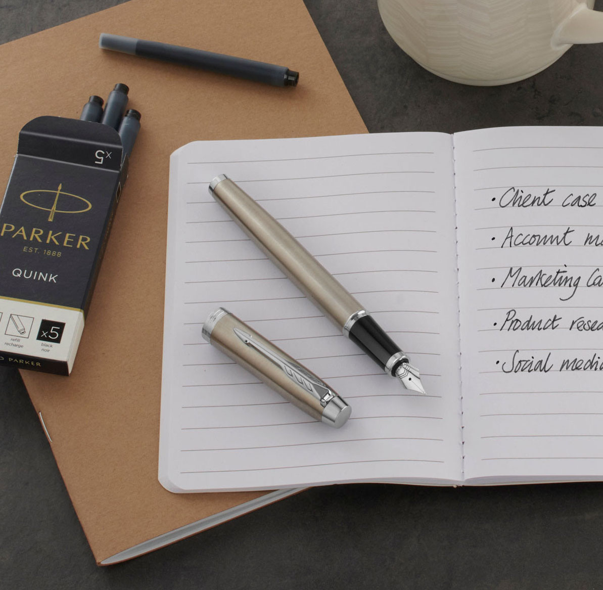 Pióro wieczne Parker na otwartym notesie z notatkami, eleganckie akcesoria do pisania.