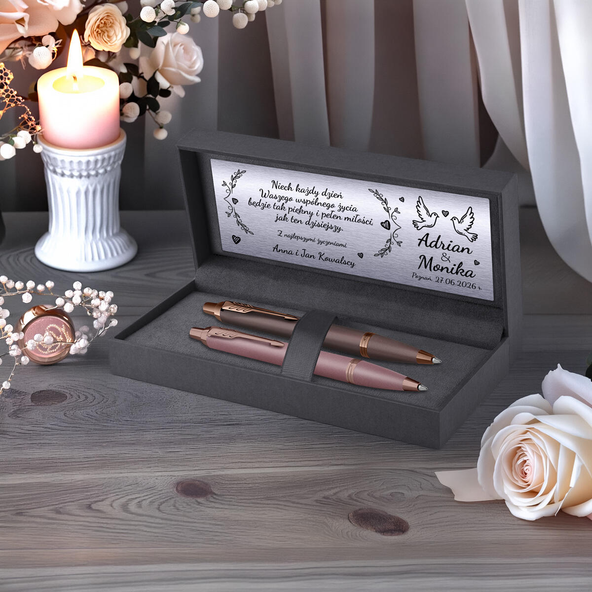 Personalizowany zestaw ślubny Parker IM Monochrome Burgundy i Parker IM Kropka nad i Mauve w eleganckim pudełku z grawerem dla Młodej Pary