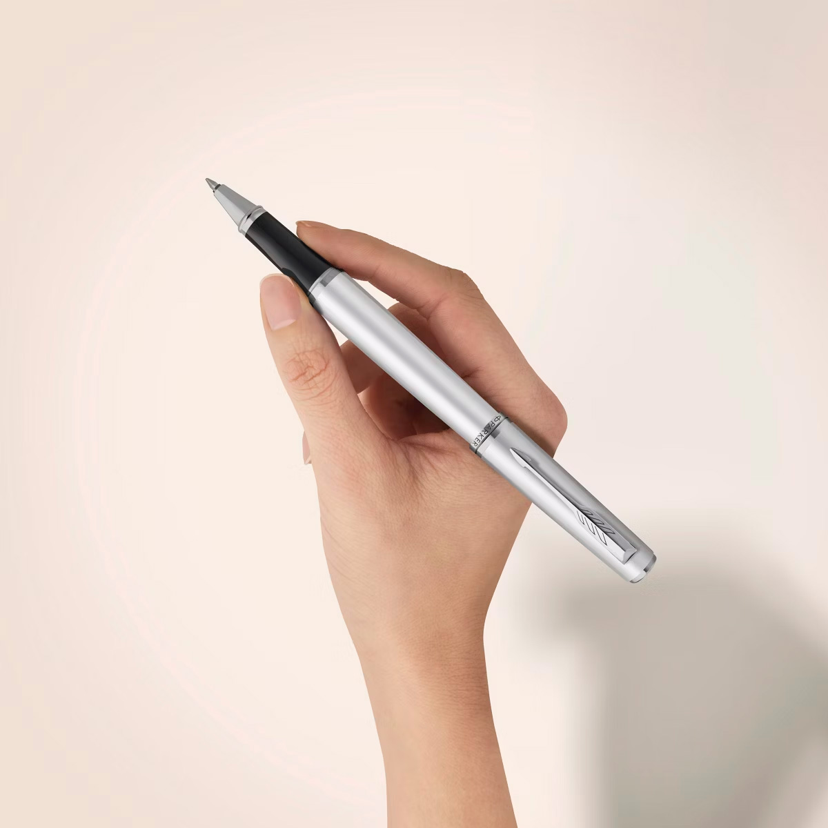 Pióro kulkowe Parker Meridian Chrome CT (2231390) – srebrzyste pióro trzymane w dłoni
