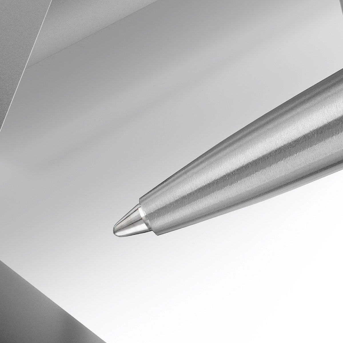 Długopis Parker Jotter XL Monochrome Srebrny z matowym stalowym wykończeniem pokazany w dużym zbliżeniu na jasnym tle