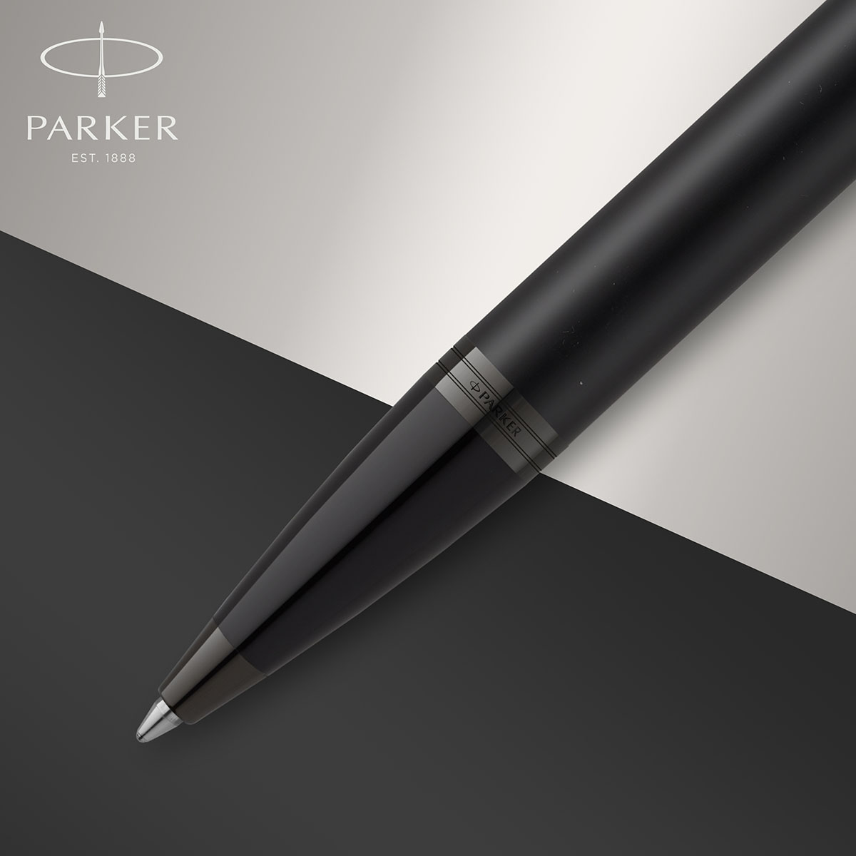 Długopis Parker IM Achromatic Black matowo czarny z pierścieniem PARKER na neutralnym tle.