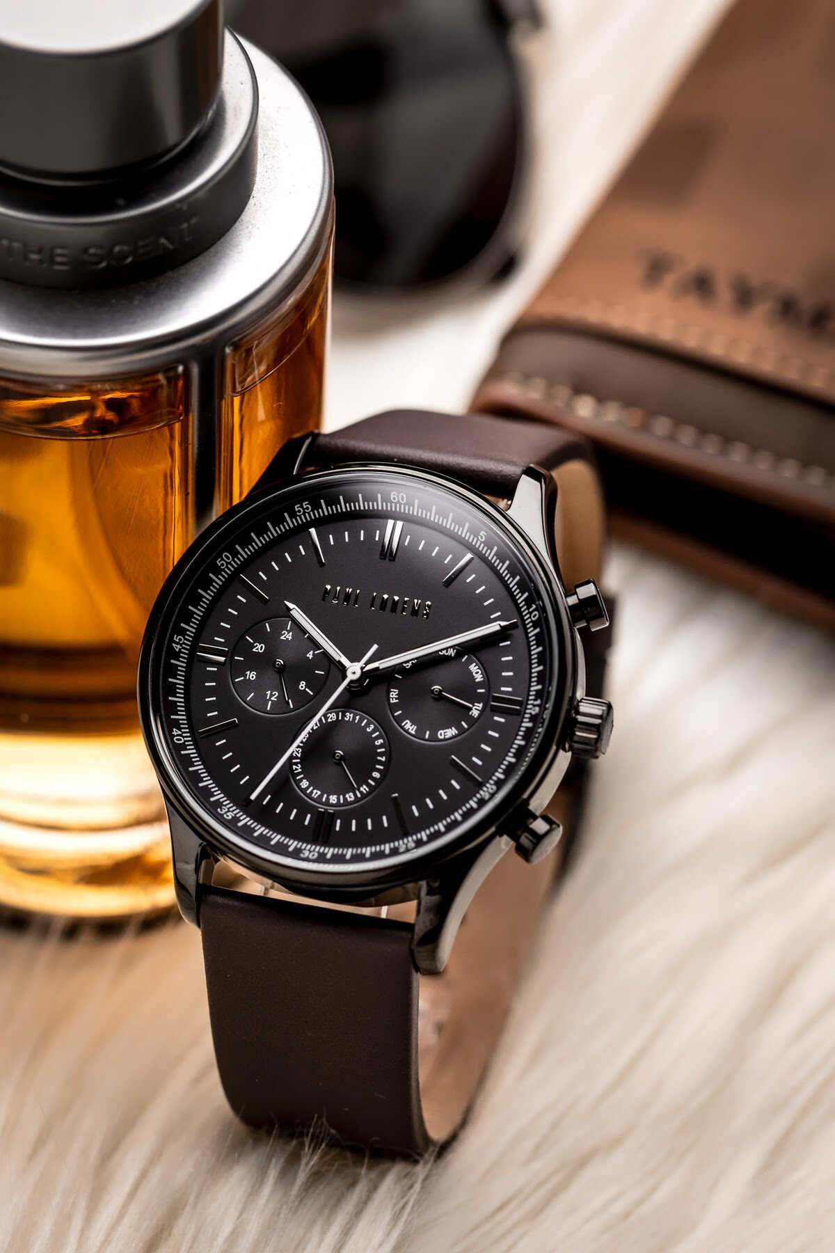 Zestaw prezentowy Parker IM Monochrome Bronze zegarek Paul Lorens czarny brązowy pasek na stole