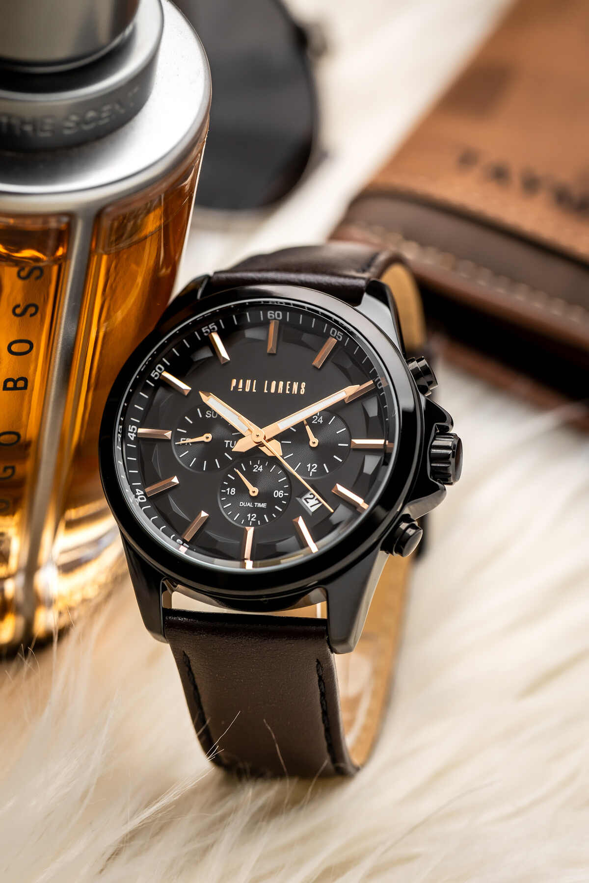 Zegarek Paul Lorens czarna koperta czarna tarcza brązowy pasek na jasnym stole