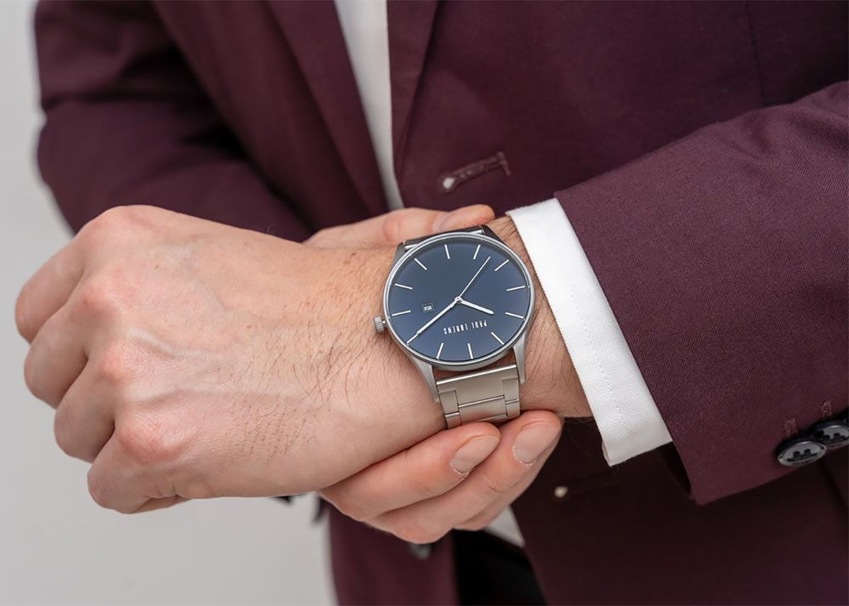 Zegarek Paul Lorens złoty z czarną tarczą na nadgarstku z zestawu