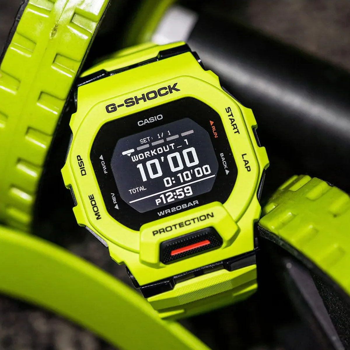 Neonowo-zielony zegarek Casio G-SHOCK z cyfrowym wyświetlaczem i sportowym paskiem