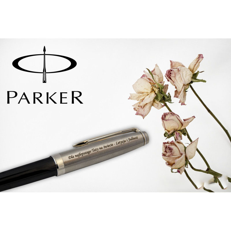 Długopis Parker 51 czarny z grawerem dedykacyjnym „Dla najlepszego Taty na świecie – Letycja i Juliusz”, obok zasuszonych róż i logo marki Parker.