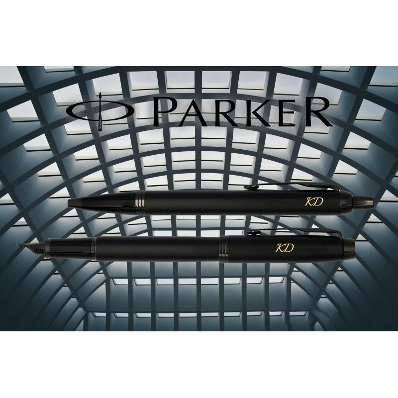 Parker IM Achromatic z grawerem „KD” na tle futurystycznej architektury i logotypem marki Parker.