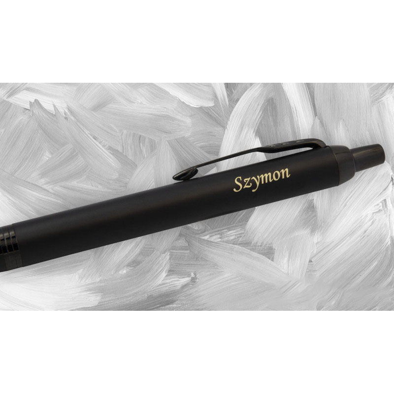 Czarny długopis Parker IM Achromatic z personalizowanym grawerem "Szymon" na klipsie.