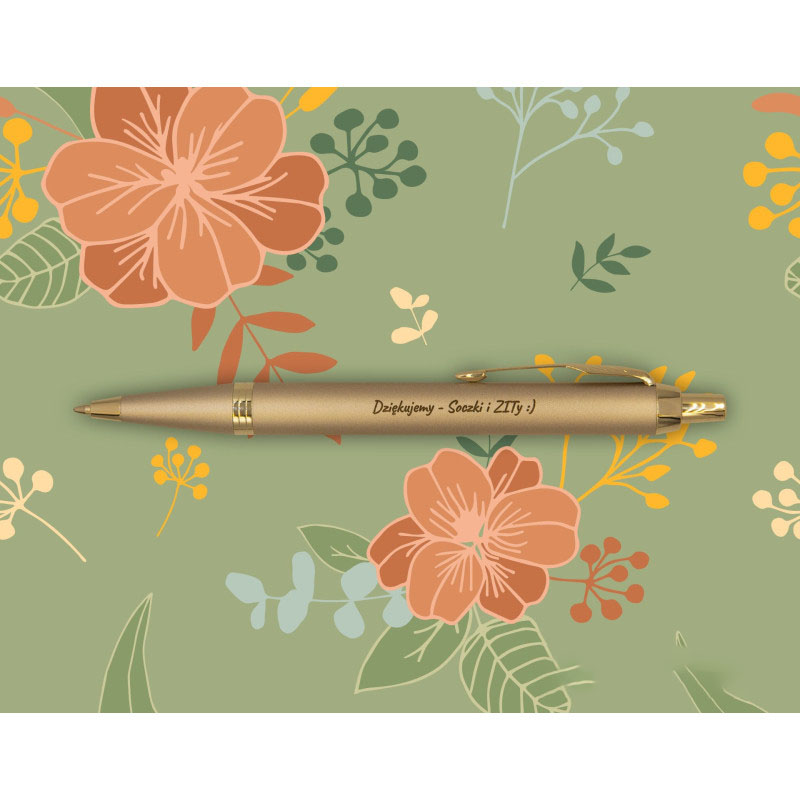 Szampański długopis Parker IM Monochrome z grawerem „Dziękujemy – Soczki i ZITy :)” na tle z kwiatowym wzorem.
