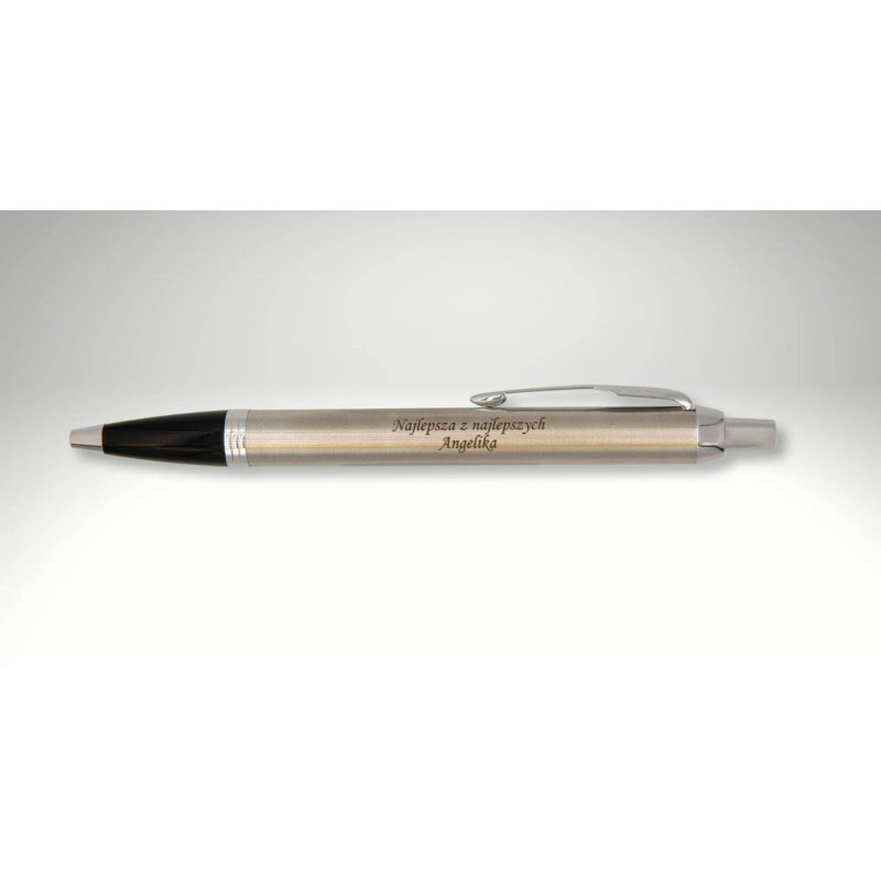 Długopis Parker IM stalowy z grawerem „Najlepsza z najlepszych Angelika”, na jasnym tle.